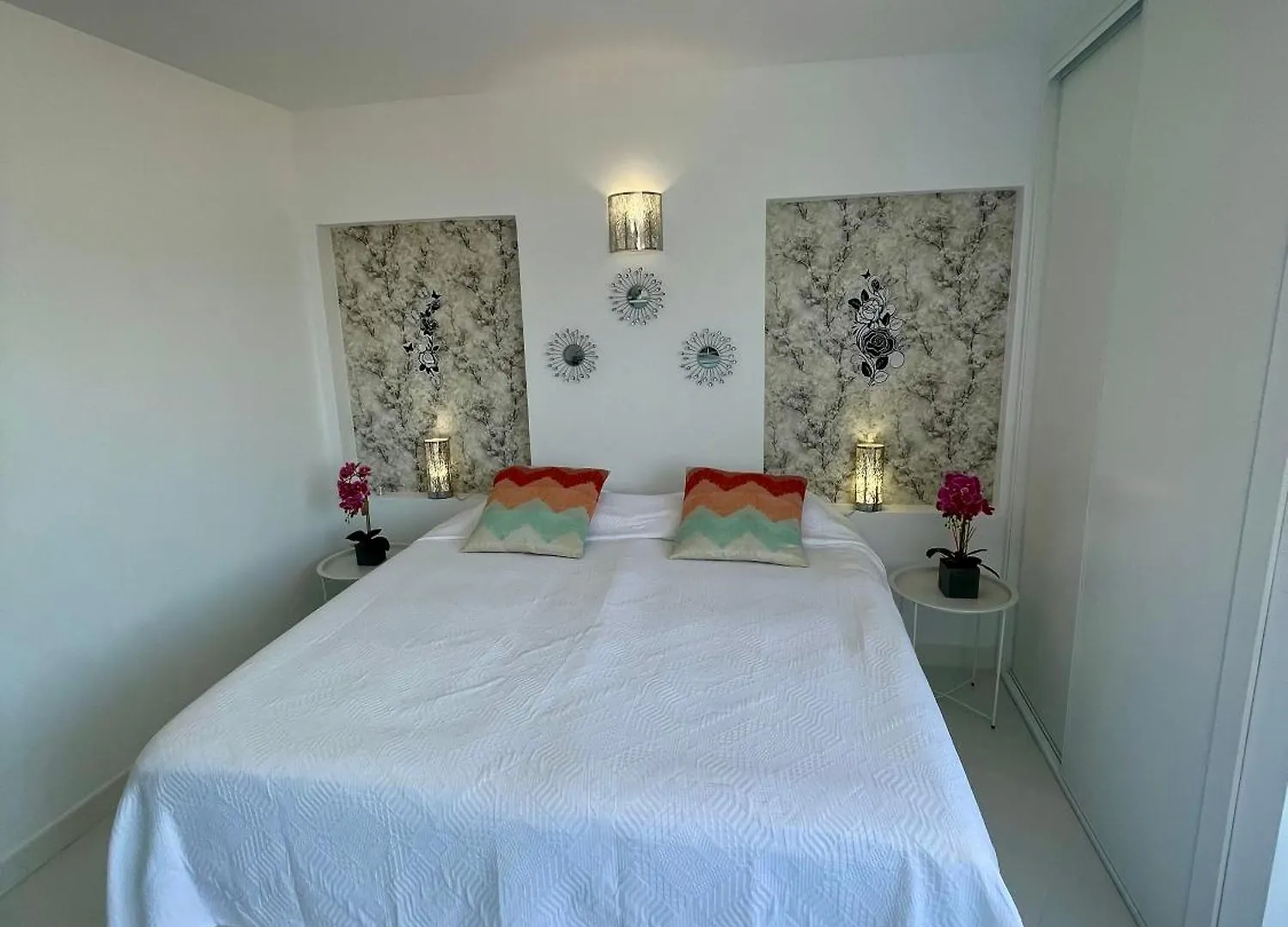 Sunny Beachside Retreat With Mountain And Sea Views Fuengirola Apartmán